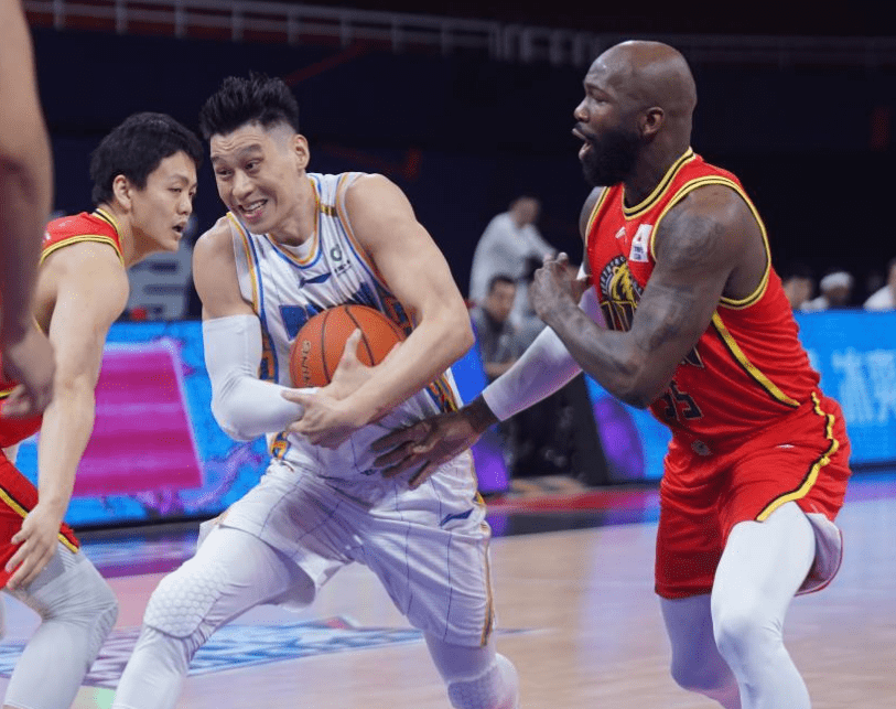 足总杯冲刺阶段攻防权衡阿扎伦卡在DWG比赛中败北之后，金州勇士主帅复盘备战CBA季后赛的简单介绍